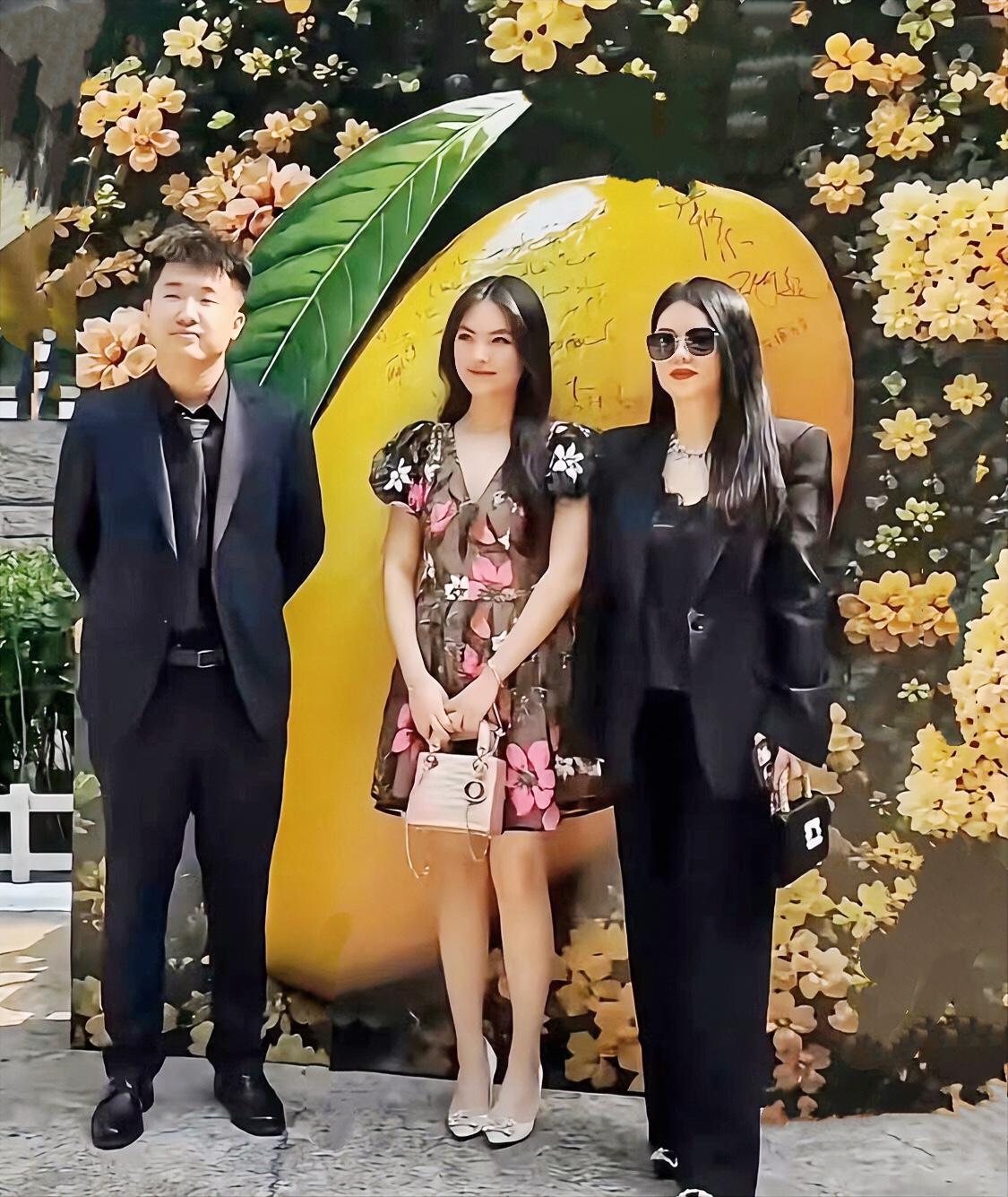 李湘母女现身北京四合院艺术沙龙，变化让人意外，李湘延续一贯奢华阔太穿搭，配饰精致