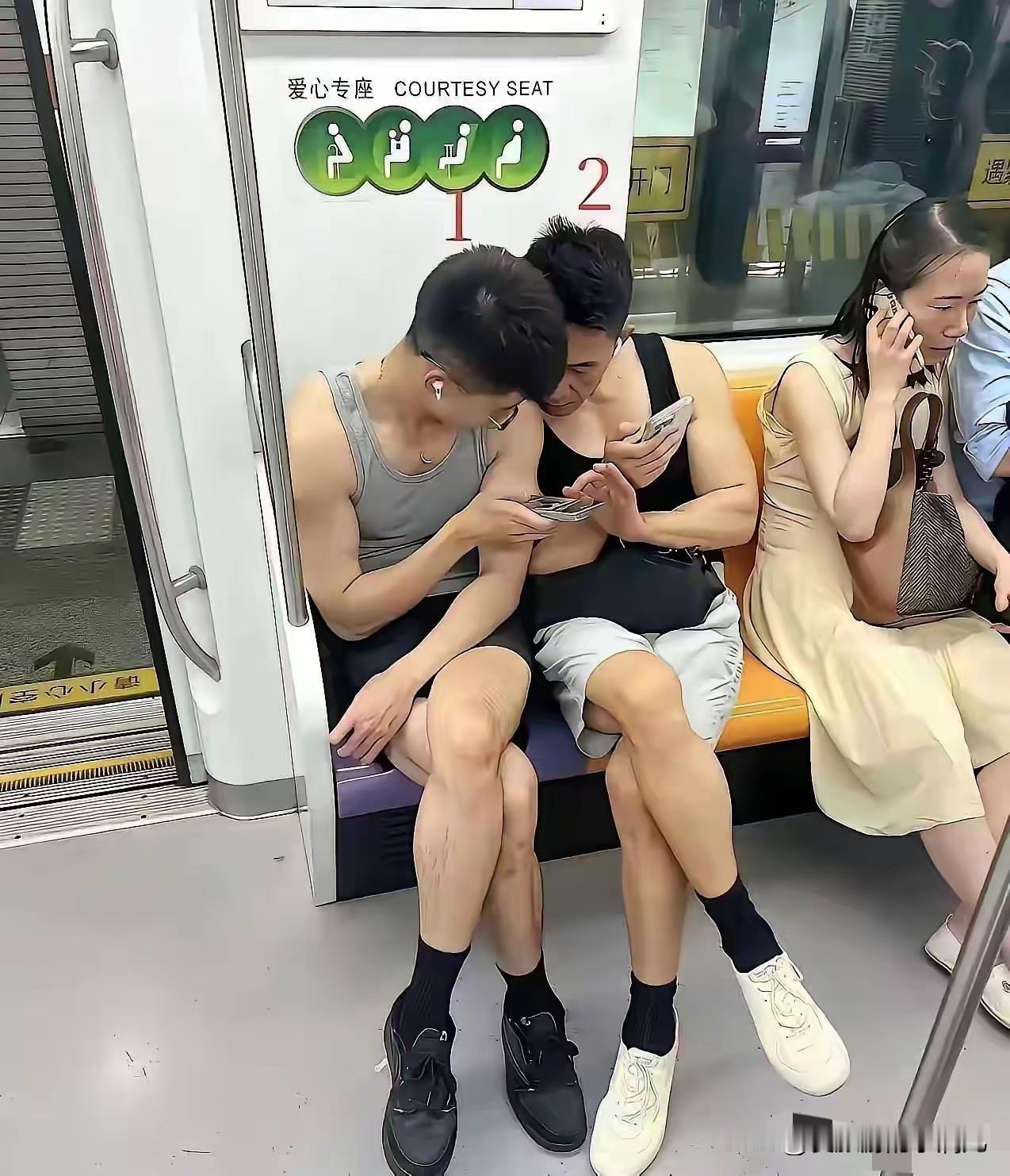 好奇问问，他们在聊什么话题呢？