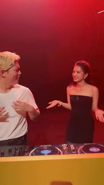 张婧仪像极了乖孩子第一次去夜店，心里明明很慌但又故作镇定，旁边是放荡不羁的“黄毛