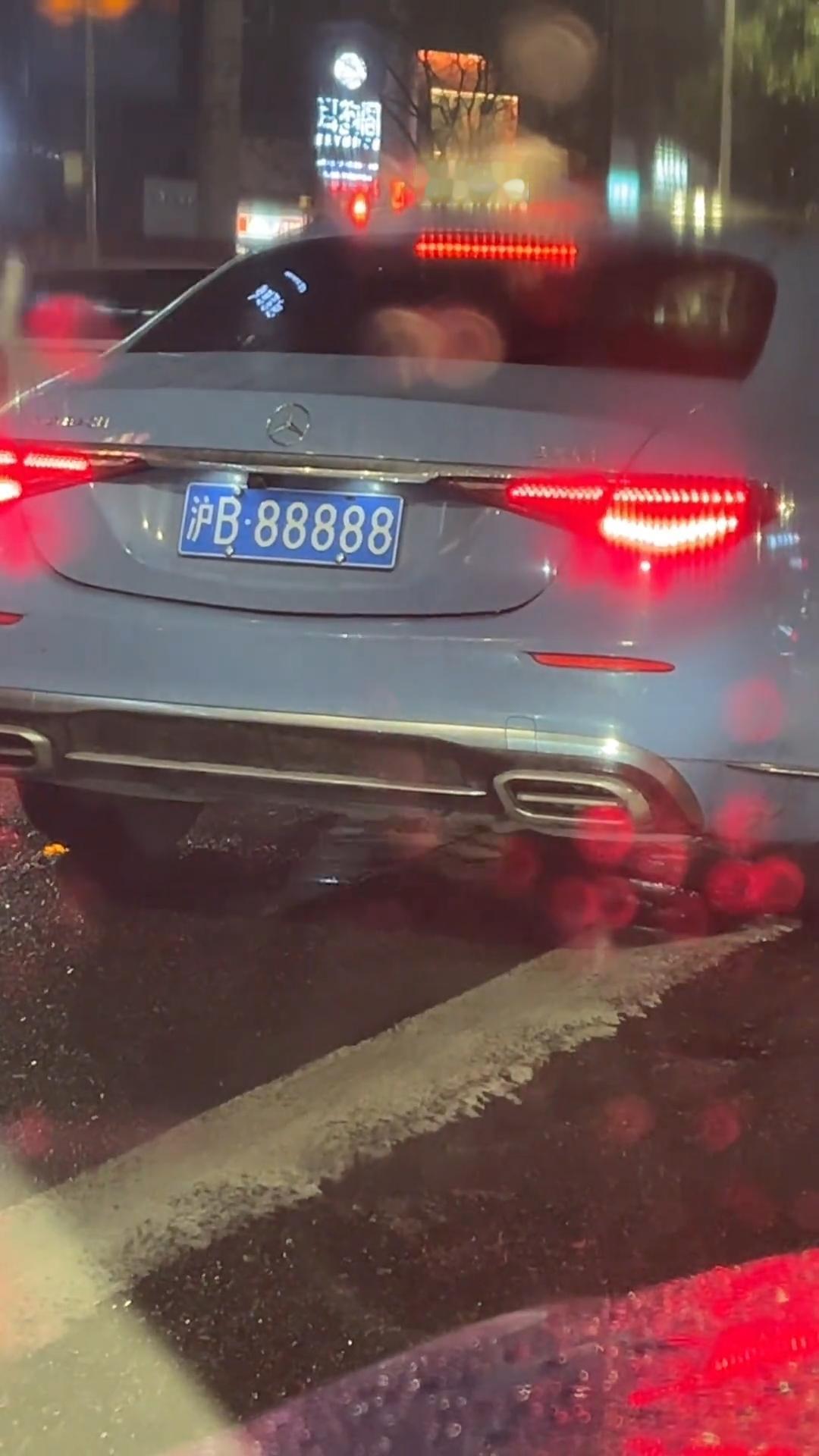 请问这车和车牌哪个更贵？