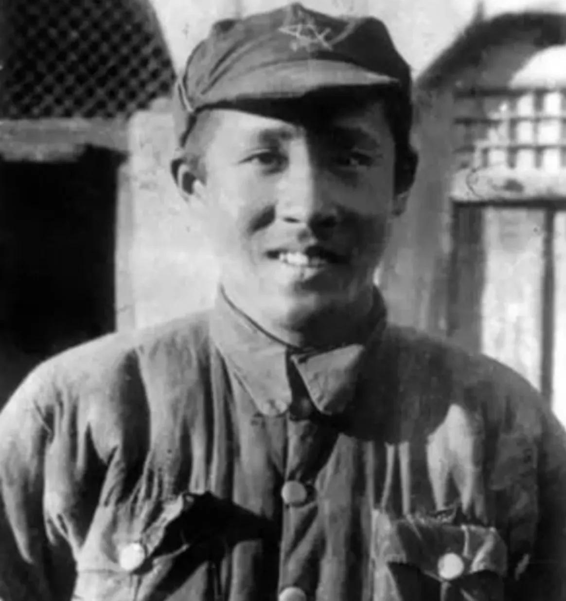 1936年，廖承志结束长征，到达陕北后，专门拍了一张军装照片，寄给母亲何香凝，报