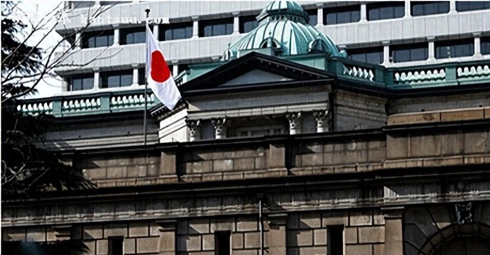 特朗普收到两个坏消息，日本投下金融核弹，美联储放风降息暂停全球金融市场这段时