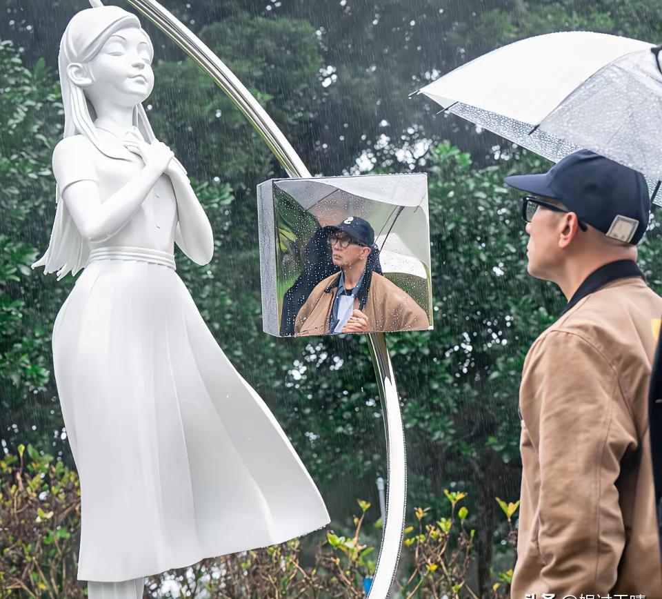 一尊雕像，让她『栩栩如生』；另一尊，却让她在流言里『丢了性命』。别搞错了。网