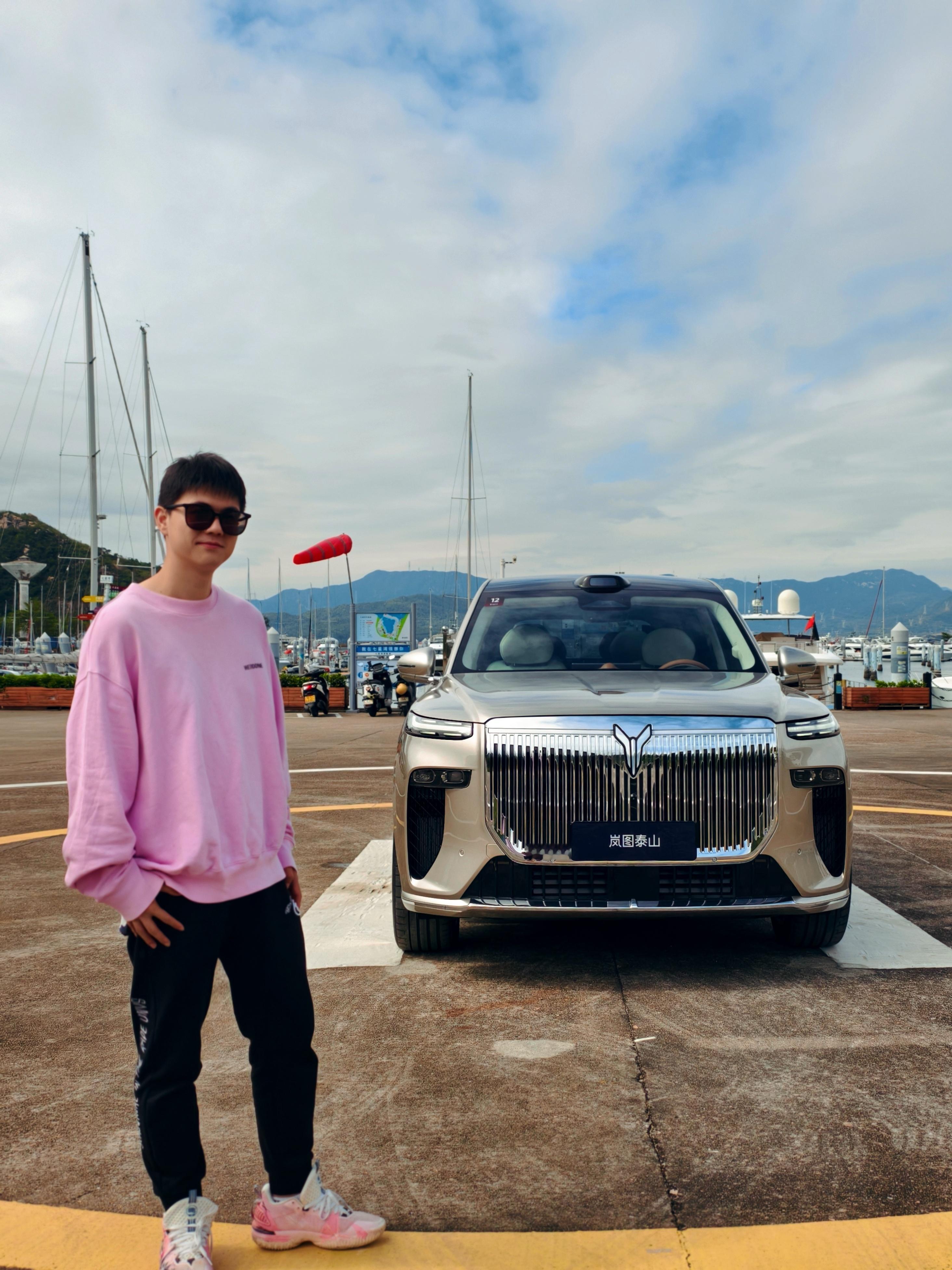 前两天试驾岚图泰山的时候，和邵总沟通了不少关于泰山的消息其中关于定价，45万的