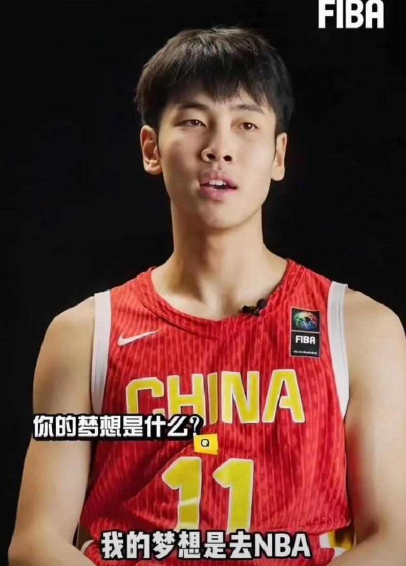 好家伙，CBA还没焐热，人就飞了？18岁的张博源，中国第一高中生，被美国评为