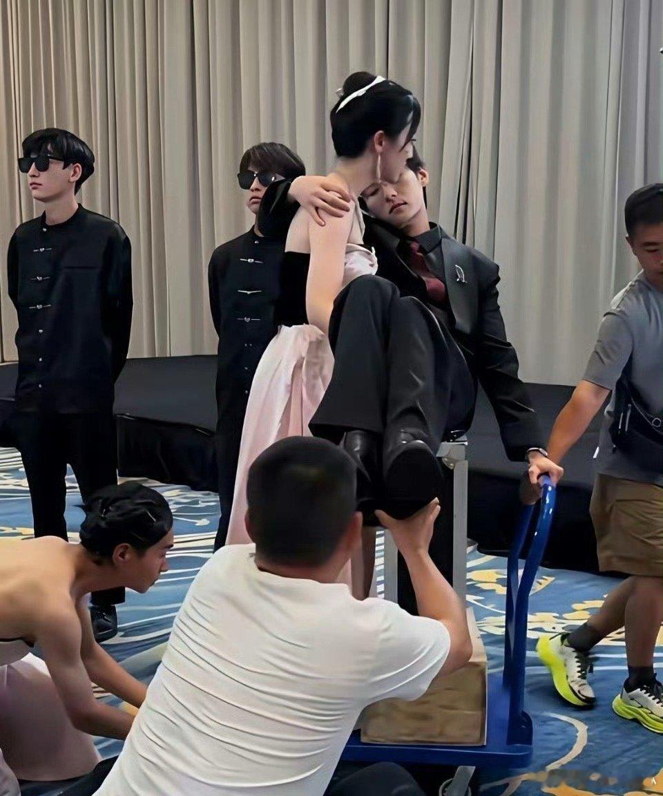终于知道了一个事情，原来短剧里女主公主抱男主是这样子拍出来的呀