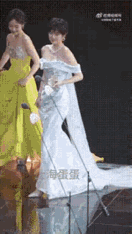 姚安娜的进步，真是越来越明显！果然还得是华为二公主，这走路的姿态就是这么优雅