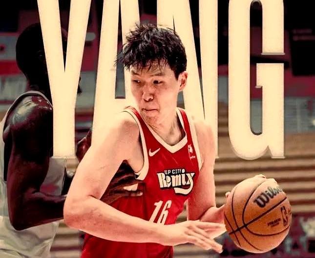 杨瀚森这波真给咱们中国人长脸！刚在发展联盟砍完36分18篮板11助攻，当天就被开