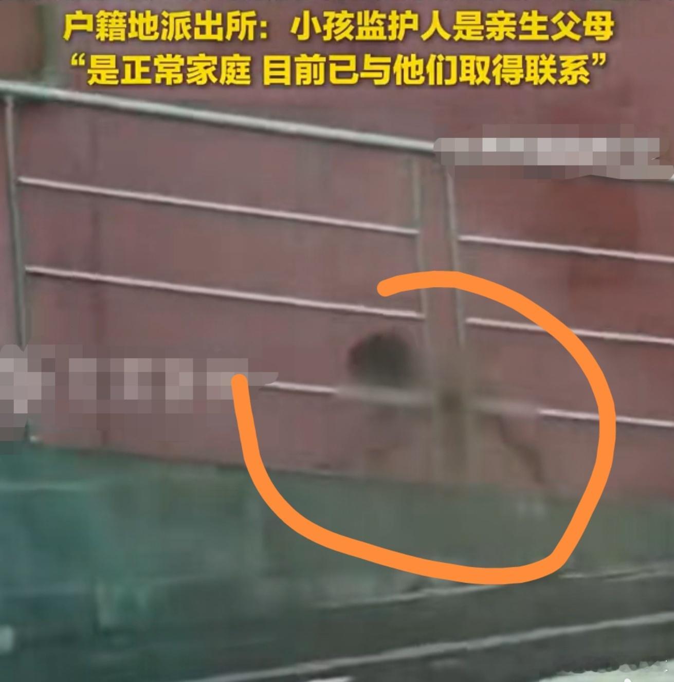 网友拍到孩子赤裸爬行形似野人正常父母会把孩子养成这样？不穿衣服爬来爬去，趁现在还