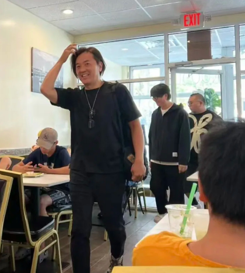 58岁郑伊健在美国中餐馆吃饭，变化颇大：面相慈祥如大姨，发际线后移，几十年不变