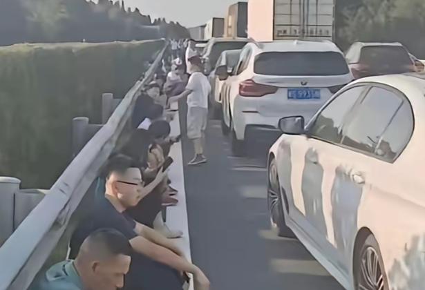 高速路上的都是卧龙凤雏，彼此预判了彼此的预判没想到今年是30号就堵上了，去年1