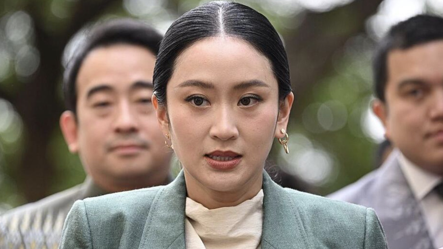 一场“不动枪的政变”民选总理佩通坦与泰国军方、王室之间的博弈。泰国宪法法