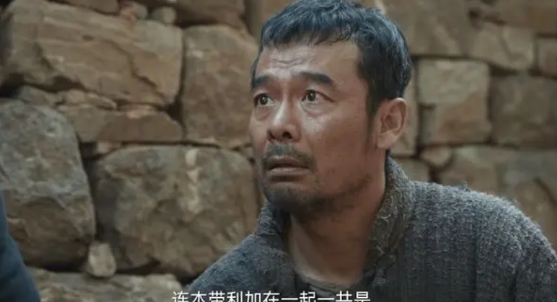 封四最后大喊让大脚放下刀，是想救大脚吗？我觉得不是。那种情况下面，大脚当着马
