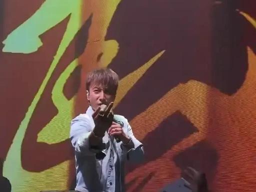 演唱会现场，香港歌手方力申唱到一半，冲着台下观众比出中指！内地这场万人演唱会