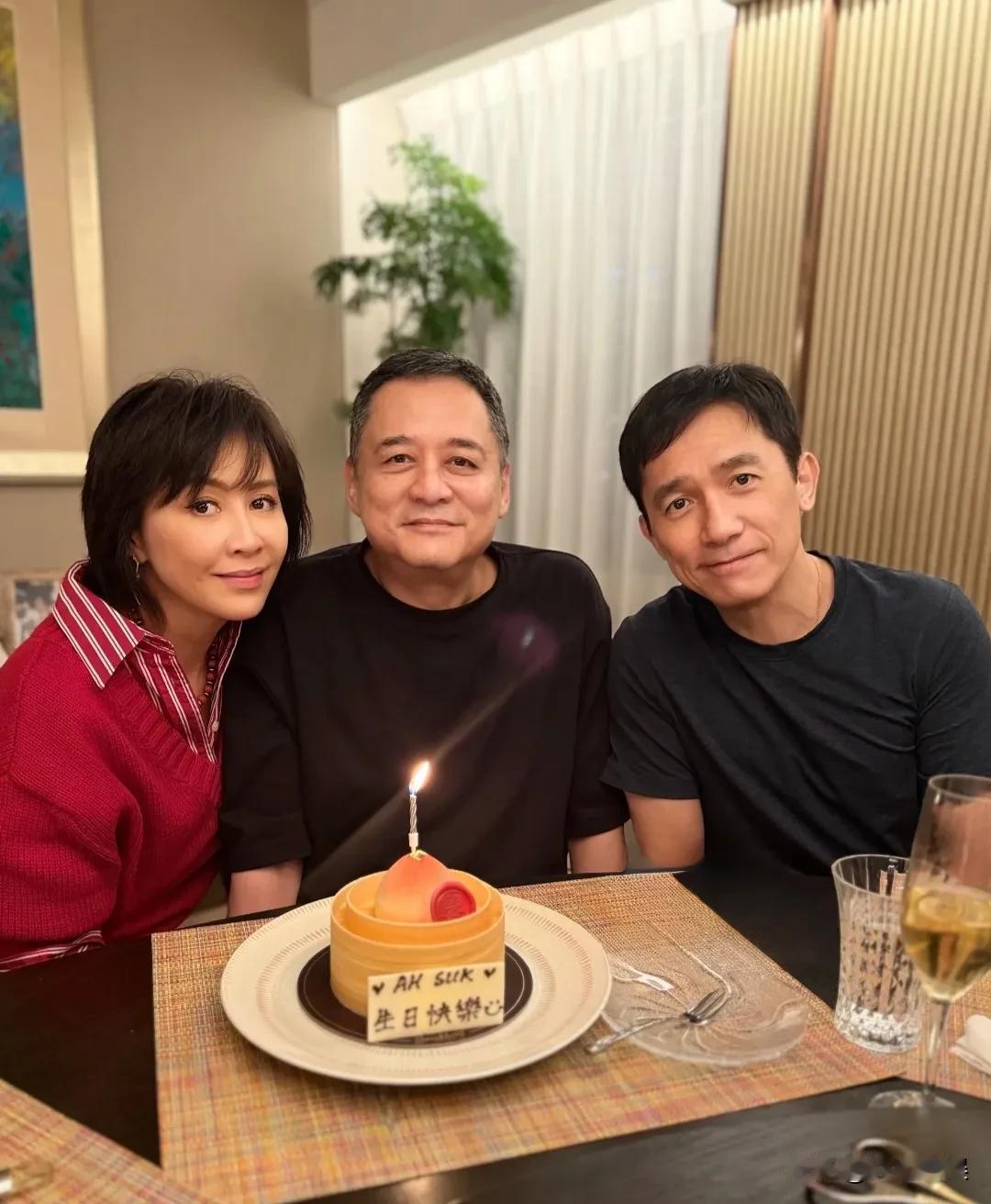 刘嘉玲夫妻俩为好友张叔平过生日，相比于梁朝伟脸上明显的岁月痕迹，一袭红衣的刘嘉玲