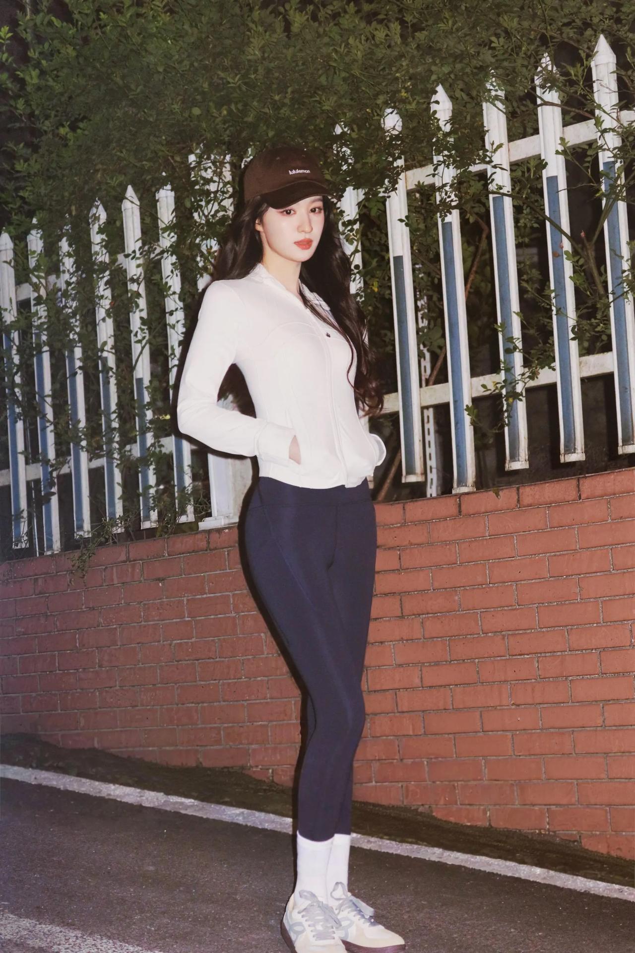 王楚然｜瑜伽裤封神！腰臀比绝了！这身材谁看了不羡慕！又纯又欲，氛围感拉满！