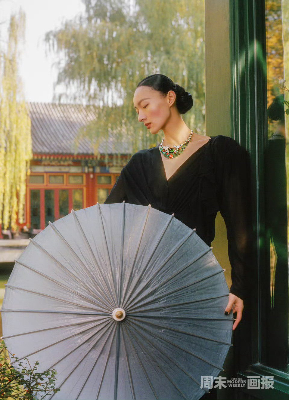 《周末画报》秋日古都，红墙黄瓦，瑶台竹影摇曳生姿，似在为一池碧波作画。亭台楼榭旁