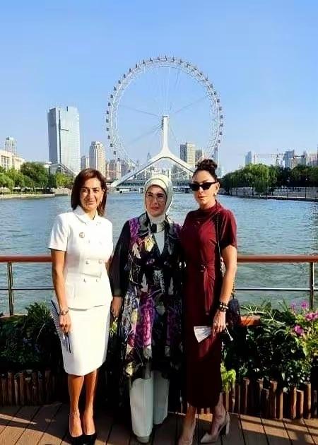亚美尼亚和阿拉塞拜疆打仗，士兵死了那么多，现在两国的总统夫人却含笑着一起拍照，牺