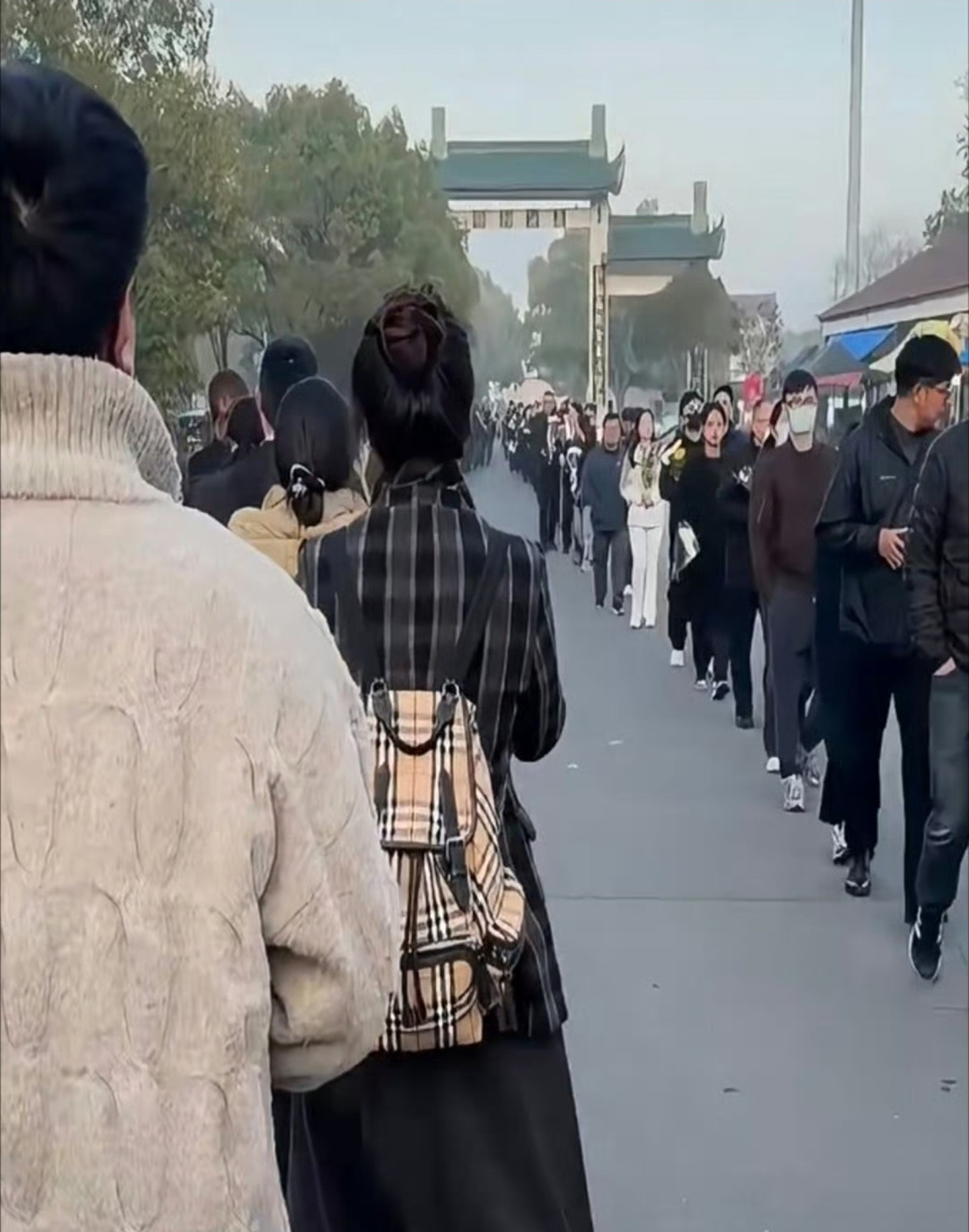 张雪峰老师送别现场的画面，网友拍到送别的队伍绵延数公里。路边挤满了自发来送他最后