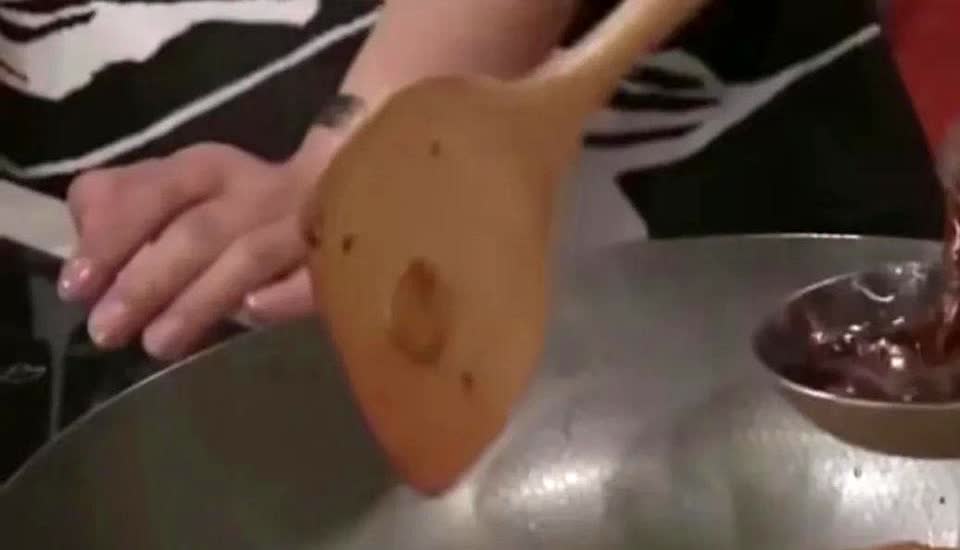 演员辛柏青满脸幸福地说：“自从结婚以后，我就和老丈人老丈母娘住一起，我这女婿嘛，