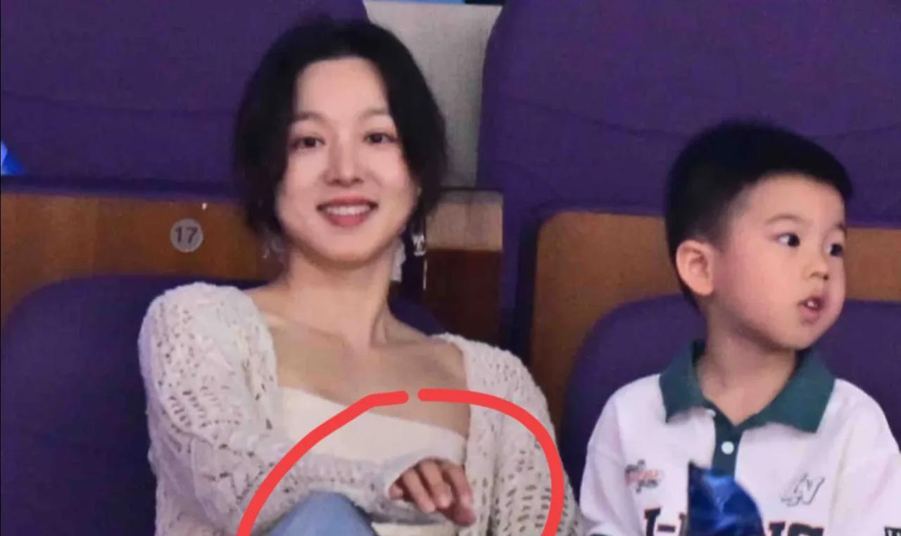 马龙带着老婆一家四口去看CBA总决赛！一家人都穿白色系，好是醒目！特别是夏露，