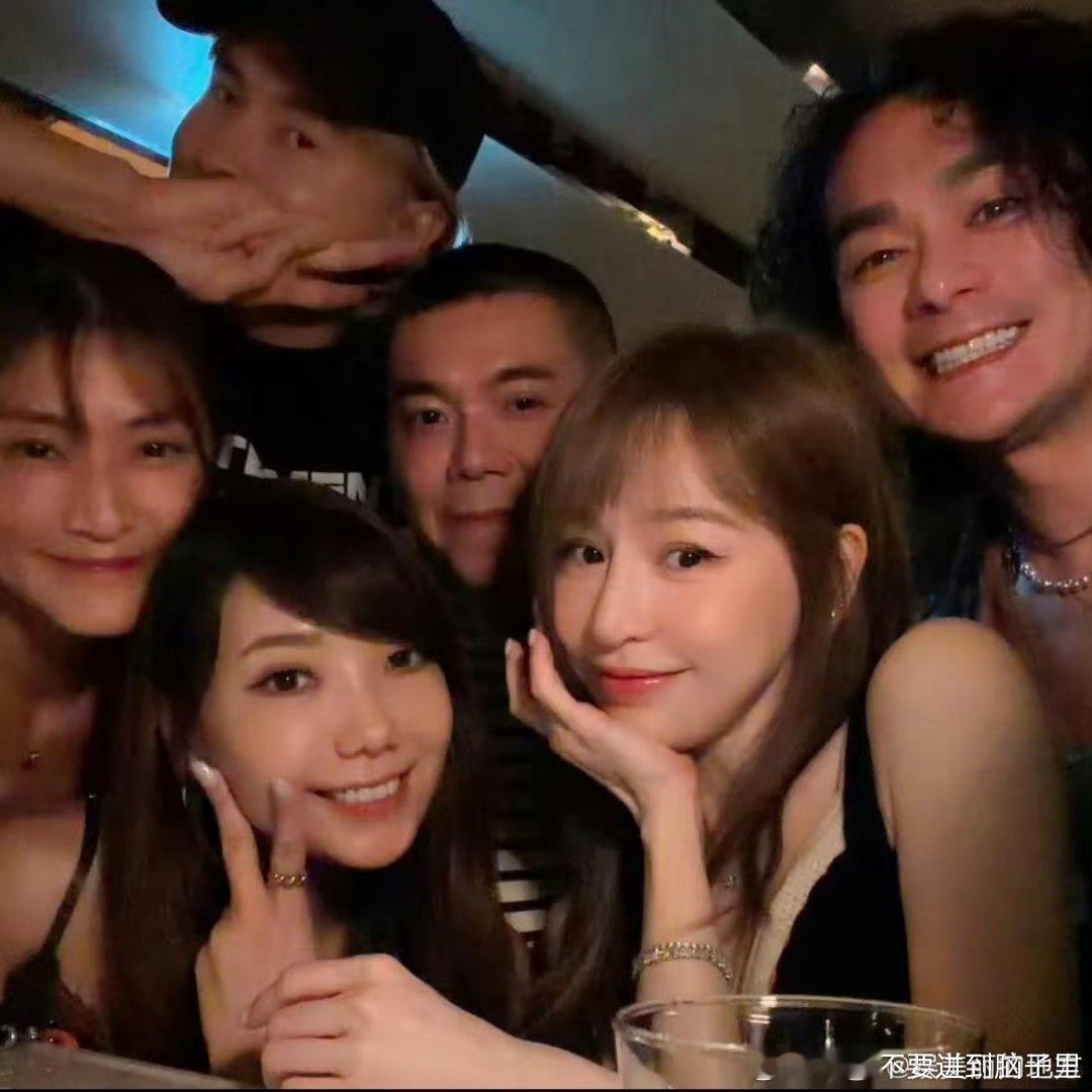 王心凌右边那个男的就是被拍到的那个男的吧​