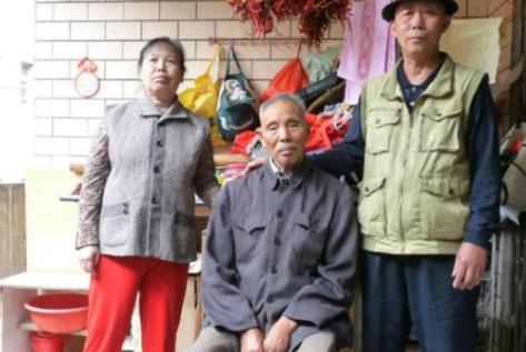 2003年，一男子掉进河里，被一位老汉搭救，为报恩，男子常去照顾老汉，俩人亲如父