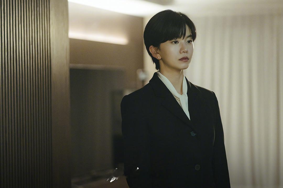 KBS新周末剧婚姻之后公开韩国演员李雪剧照。该剧讲述一个男人为了救出离婚前被