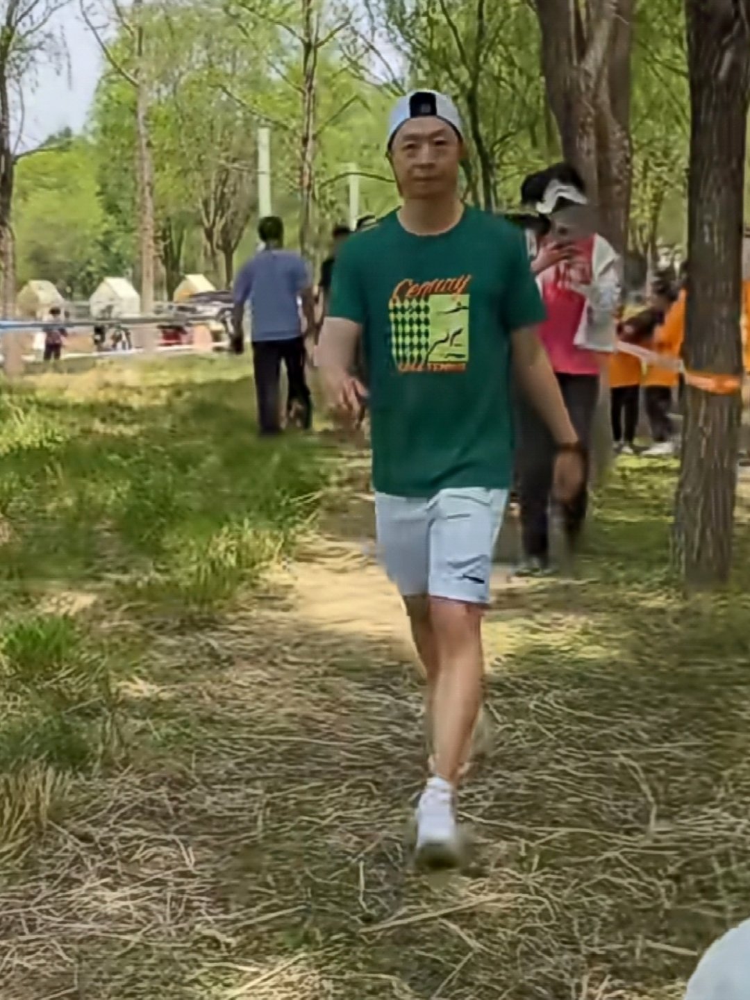 马龙化身奶爸陪儿子挑战斯巴达近日，在斯巴达的挑战中，马龙化身为“奶爸”，陪伴儿子