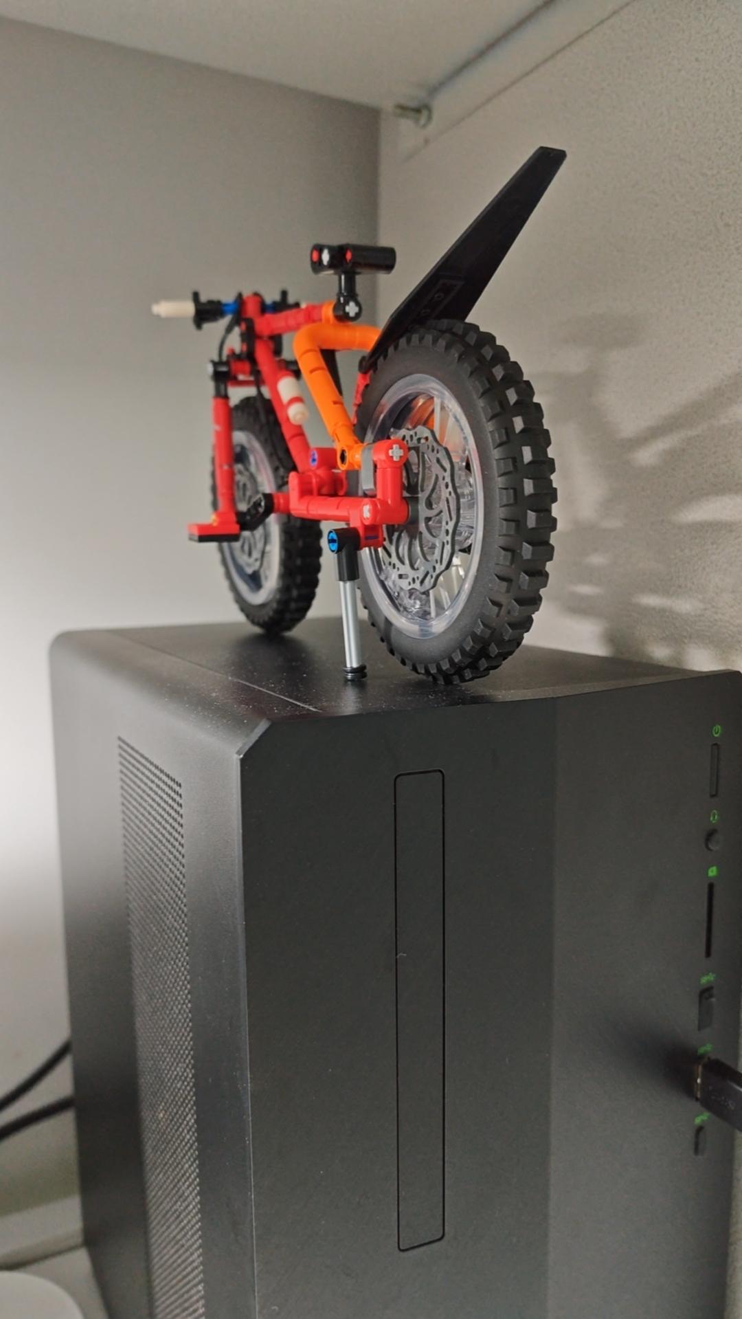 过年回老家，卧铺，夜里2点多，列车员轻声喊话，问车厢里有没有医护人员，9号车厢有