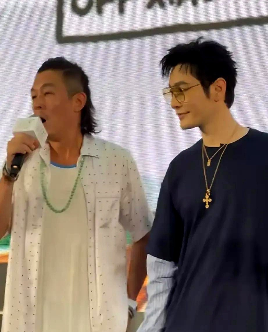 整整8分钟，陈冠希站在黄晓明身侧，两人连一个眼神都没对上。潮流嘉年华上，陈冠希是东道主。他主动走到嘉