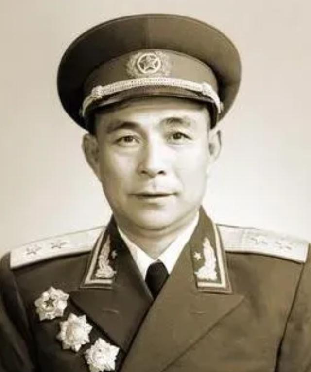 1945年，新四军旅长刘飞打了一次胜仗，抓了几个日本俘虏，突然，他看俘虏中有一人