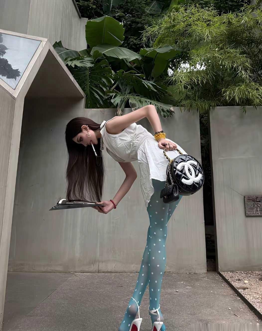 我的妈啊，也太美了，就想知道这鞋子是怎么走路的。​​​