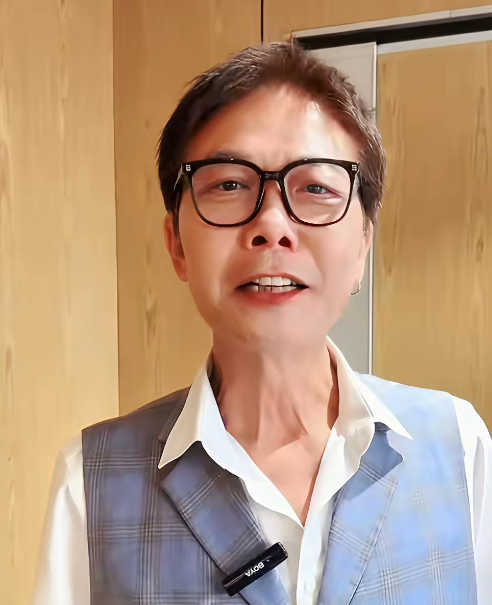真不敢想象这是同一个人！上大学的时候还跑过去看他拍现场，人精神健硕。怎么现在变成