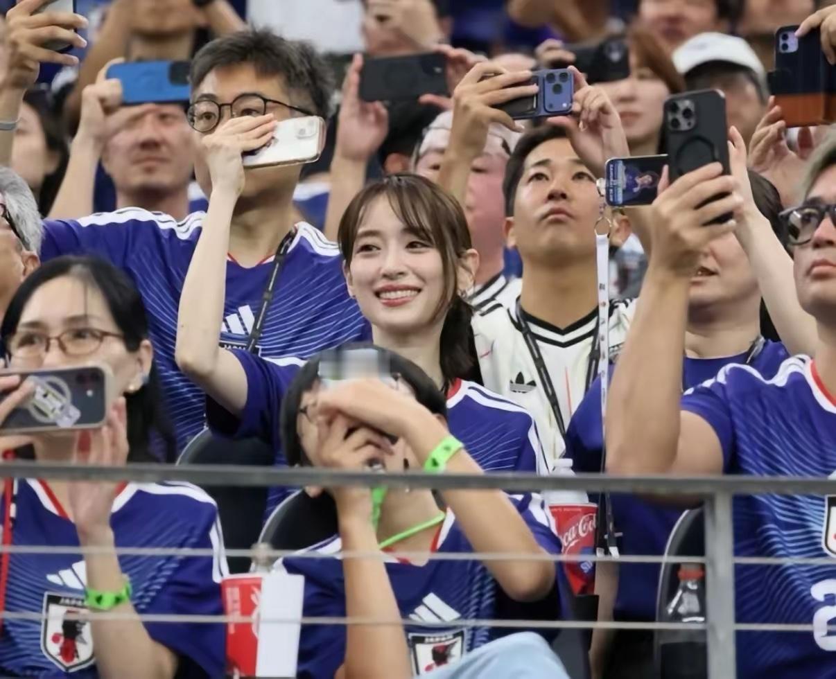 世界杯看台上的这位日本太太好漂亮日本队球员谷口彰悟的妻子泉里香现场观战世界杯，夫