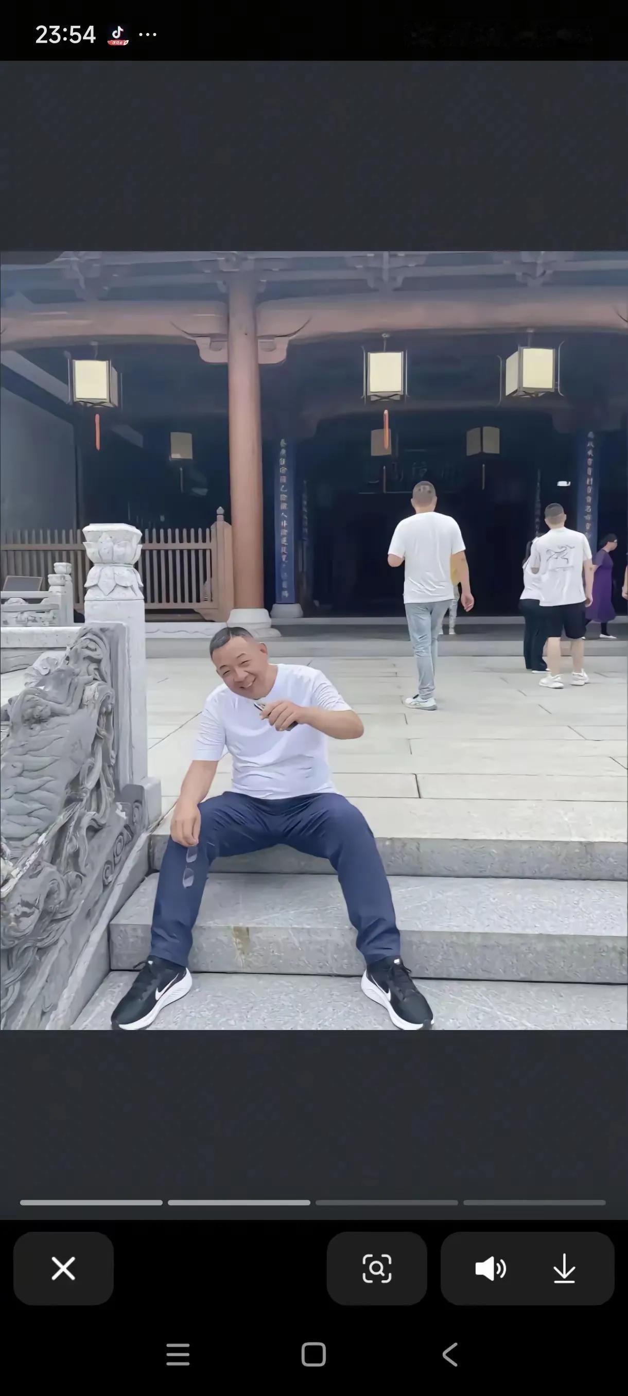 一个有意思的事。胖东来的老于，常在外边玩，像个街溜子。比亚迪的老王，据说全年无休