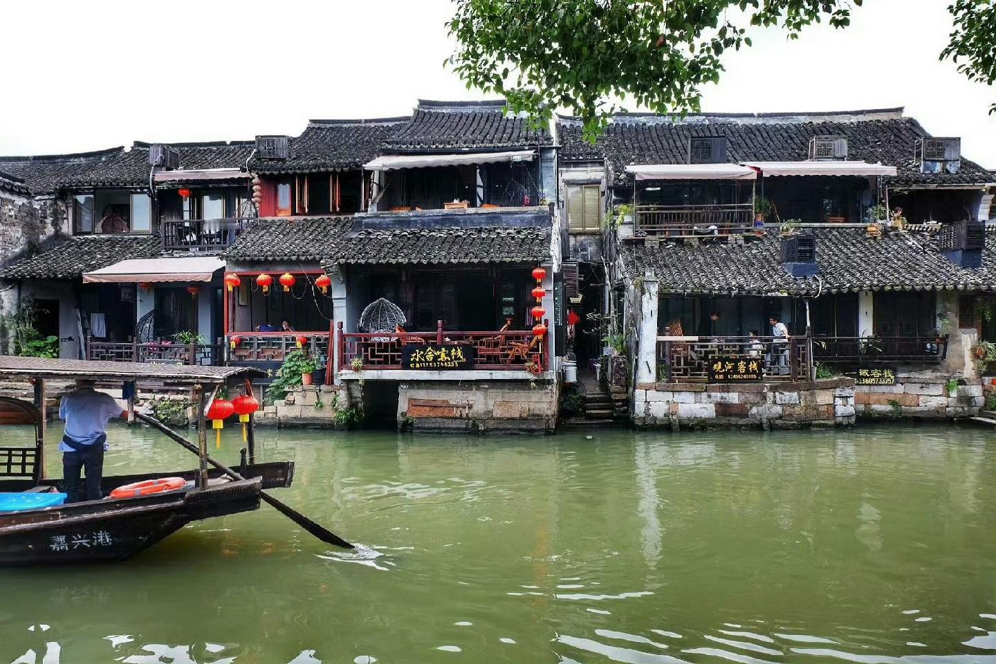 西塘，一座似诗如画的古镇。人处其间，恍然桃花琼瑶，不知是人在画中游，还是画在心中