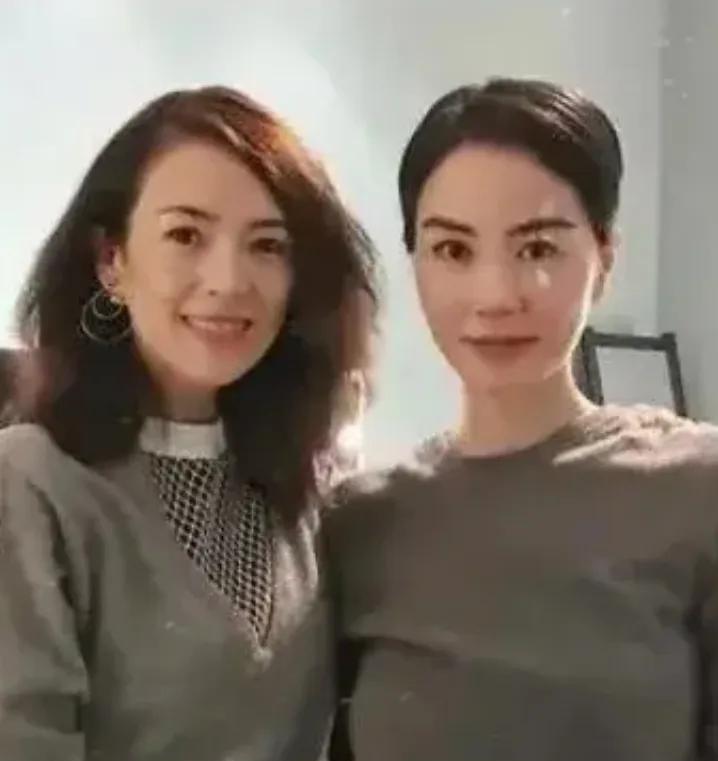 王菲章子怡同框穿同色系居家服，这场时尚较量谁赢麻了？