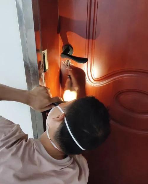 上海，一独居女子凌晨1点打不开门锁，在平台花25元叫了开锁服务，万万没想到，来了