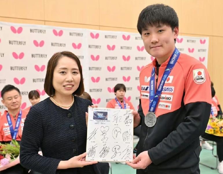 张本智和兄妹，真是人生赢家啊！不光是日乒的一哥一姐，还顺手拿下了大合同。