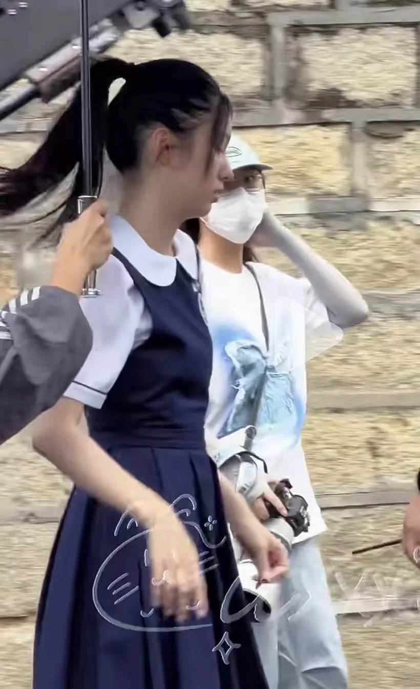 周也这头发也太少了吧？脱发了？