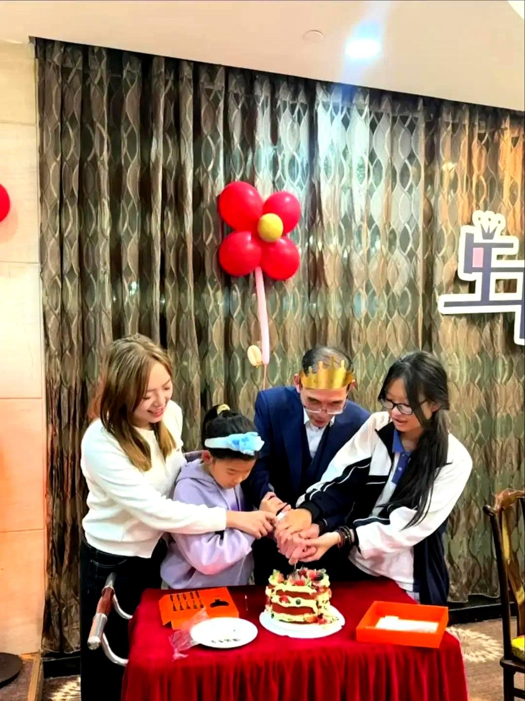 谢岳给谢浩男过完27岁生日连夜飞回深圳。他紧接着就晒出俩小女儿给他唱生日