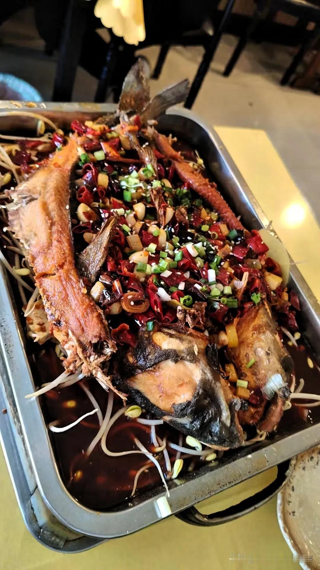 这道热气腾腾的烤鱼一上桌，整间屋子都被浓郁的香气唤醒。红辣椒与葱花交织出热情