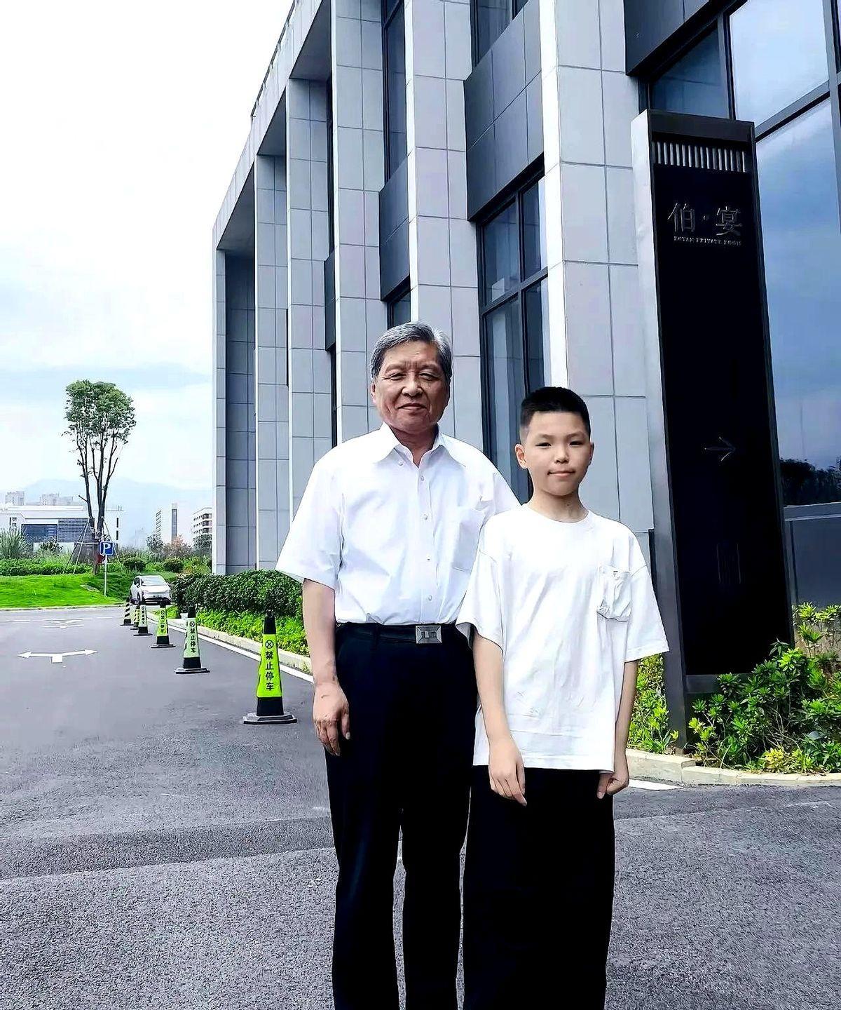 带儿子见福耀科技大学的王树国校长，他笑着叮嘱：“要好好读书呀。”简单一句话，听得