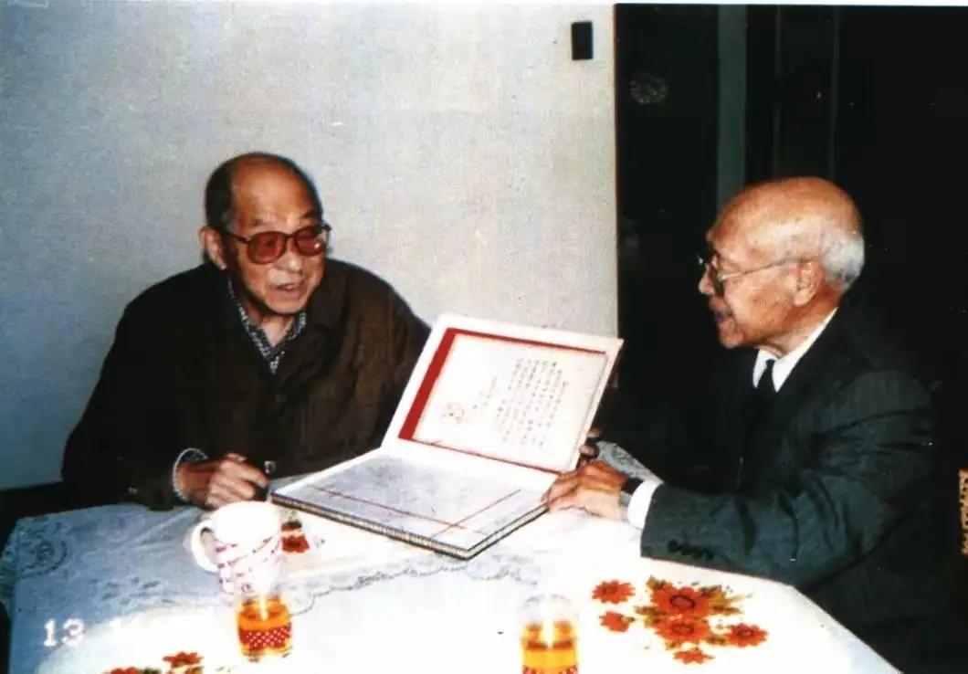 1993年，张学良从东北大学老校友手中接过名誉校长聘书时的一幕，他在很认真的开完