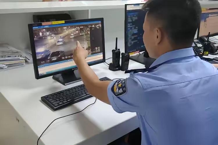 一个50岁男人，把刀挥向了相识的女人。8月30日，山西保德县，身穿黑色半袖、浅蓝