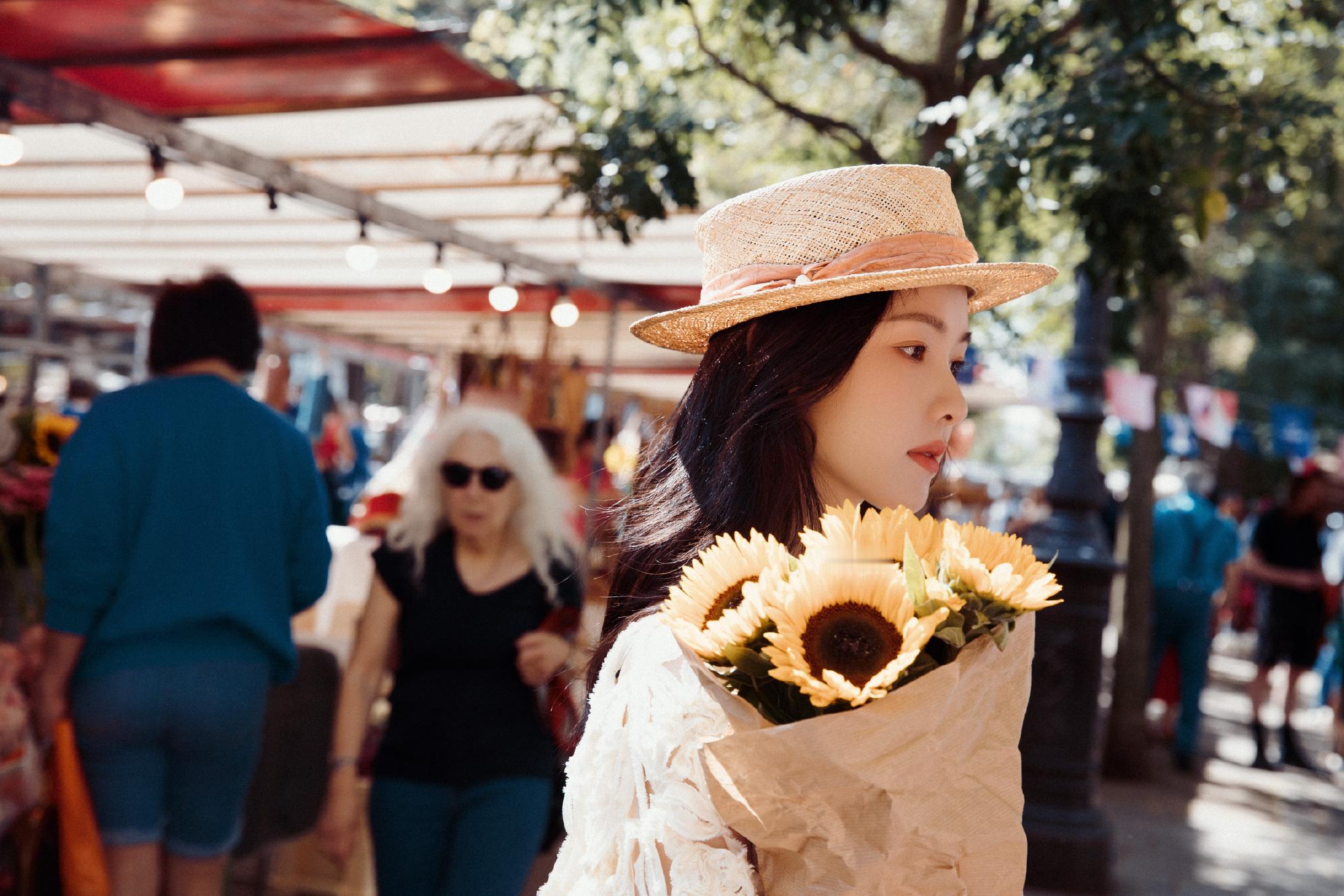 陈都灵巴黎街头捧花随拍，开启浪漫模式​​​