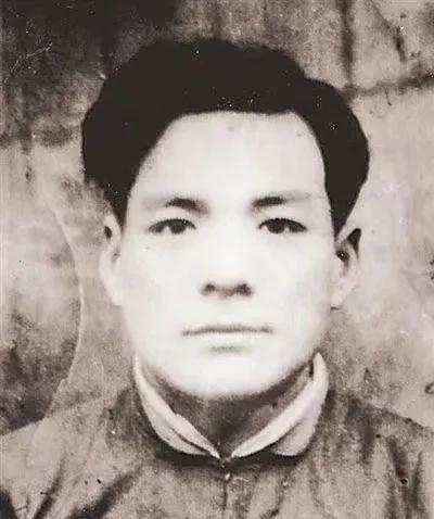 1943年，一名“汉奸”正在小解，突然一农民用粪叉叉住了“汉奸”的脖子，并把他打