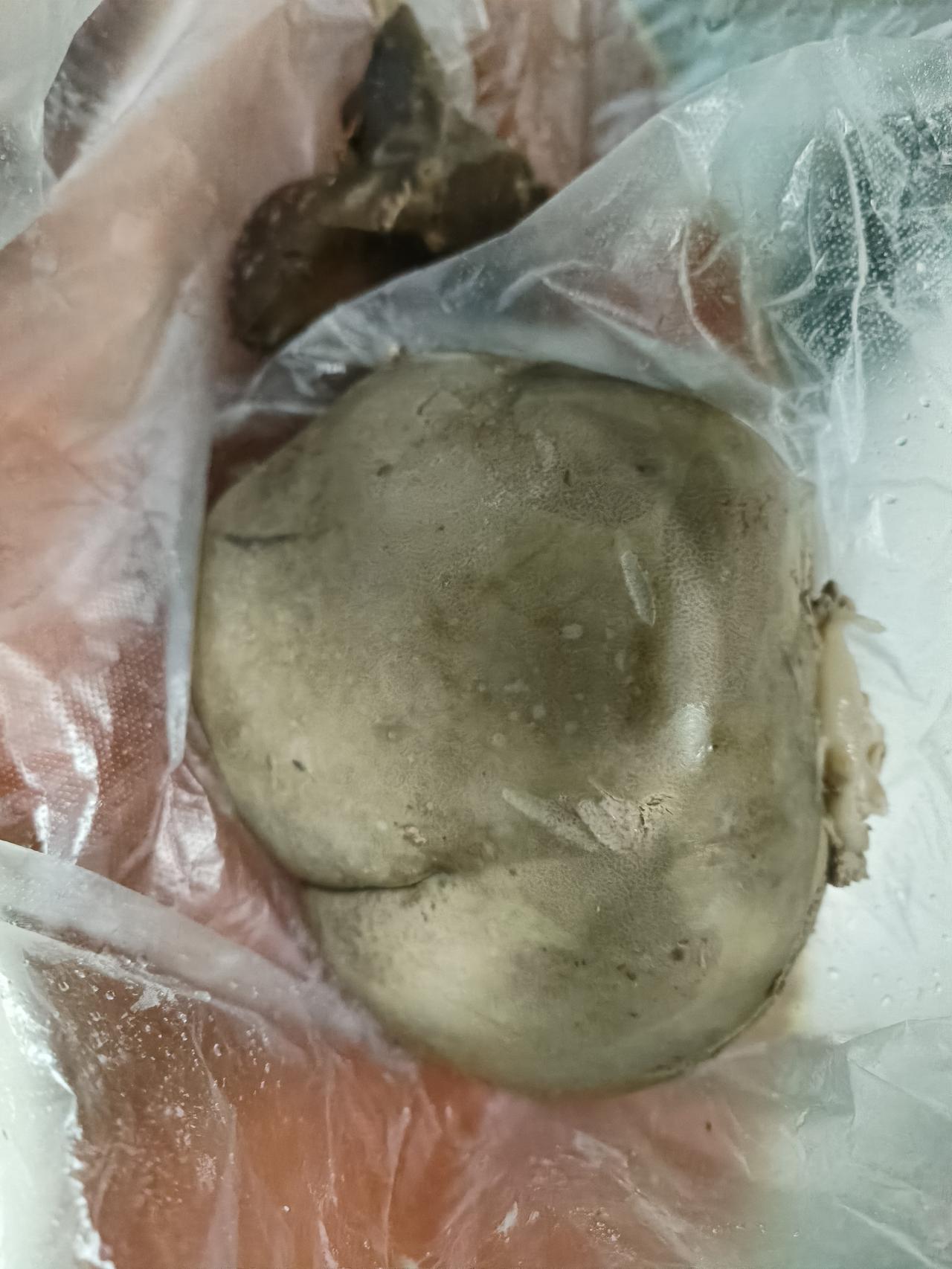 今天去买羊肝，正好碰上老板娘家的孩子放学，一进门把老板娘放在桌子上正在通话的手机