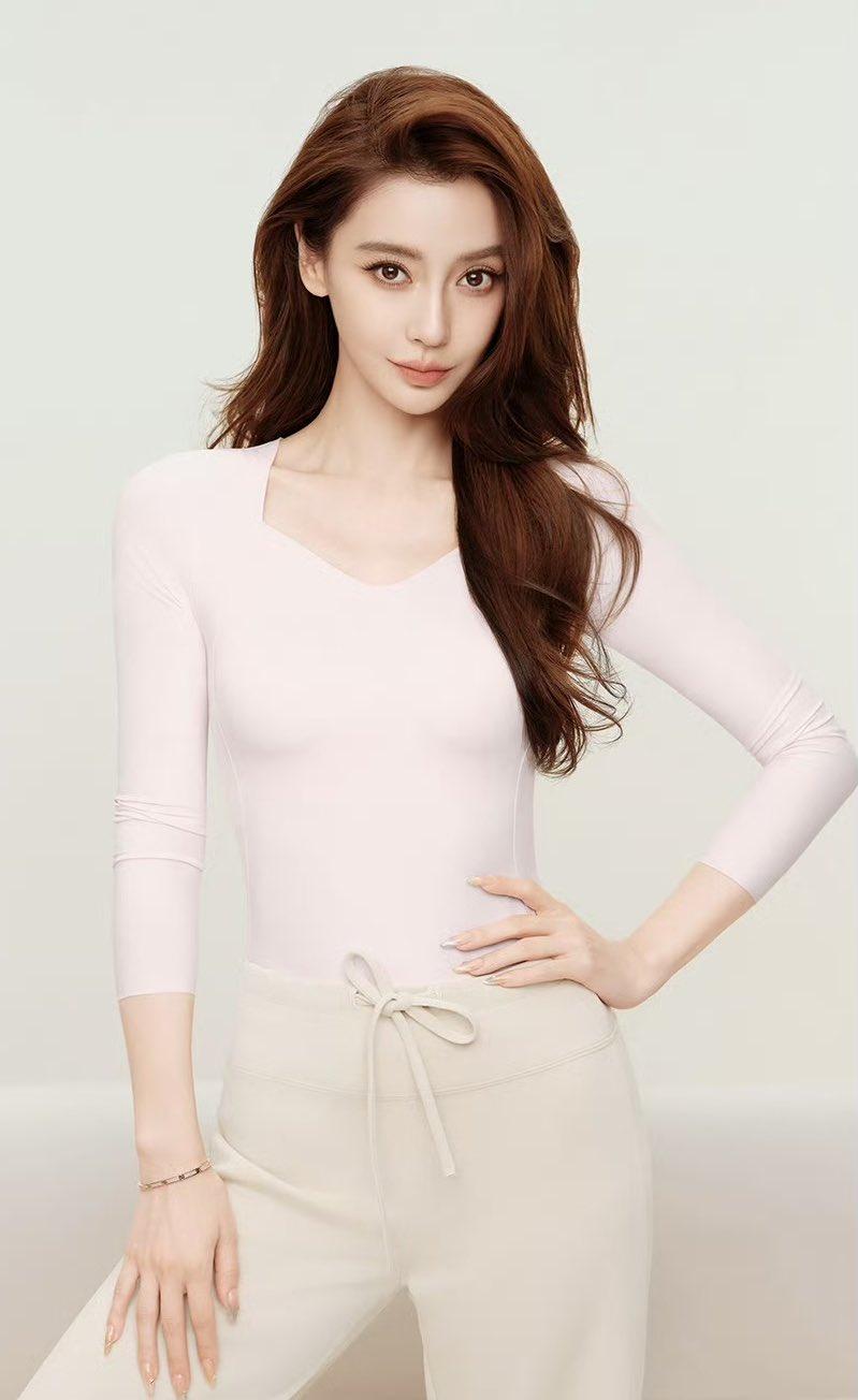 被她的颜值和身材狠狠惊艳到了！谁懂啊！突然刷到她的照片，真的被狠狠美到了✨